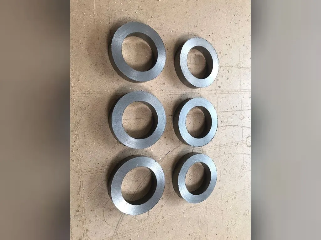 Cách lắp dây tết chèn bằng bộ vòng graphite ép sẵn: sáu vòng xếp thành hai cột