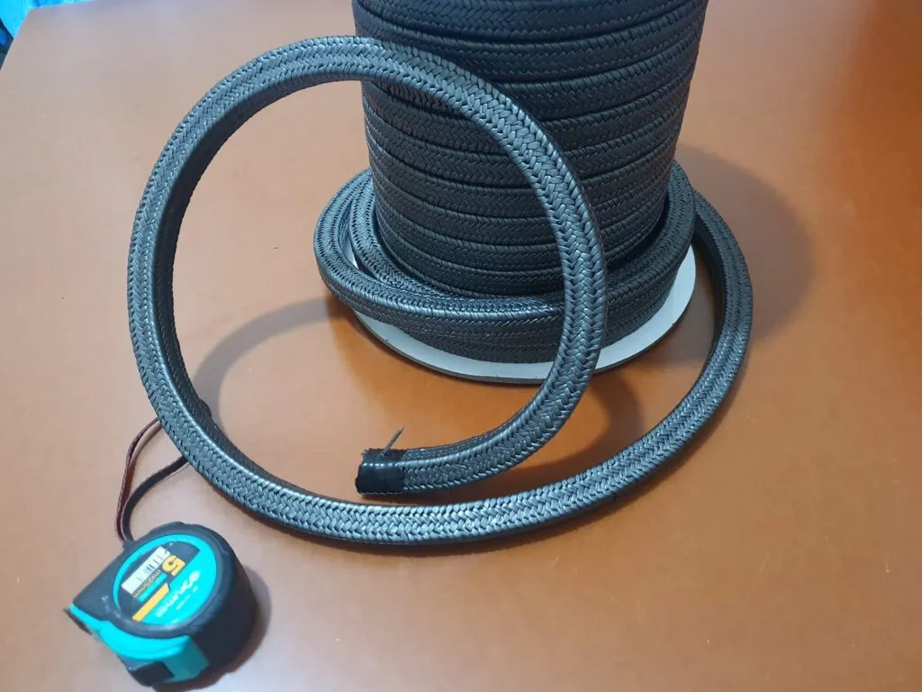 Cách lắp dây tết chèn: đo dây PTFE đen bằng thước cuộn trước khi cắt vòng