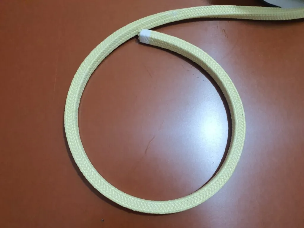 Cách lắp dây tết chèn: một vòng dây aramid cắt vừa chu vi trục, hai đầu dán băng