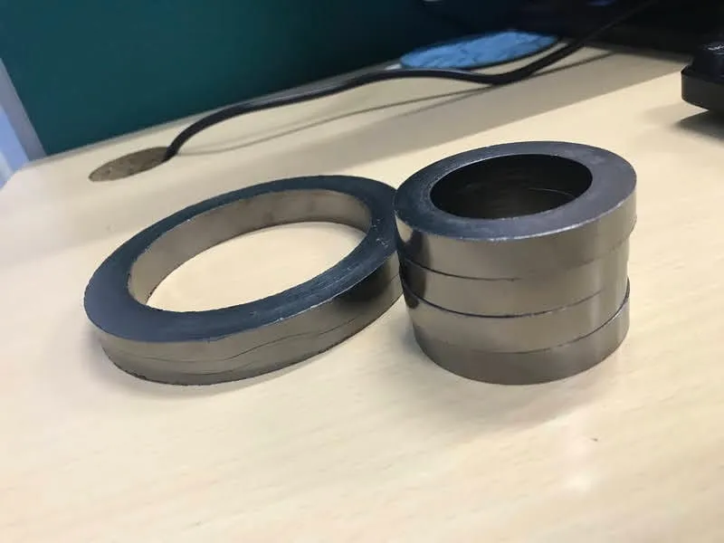 Cách lắp dây tết chèn theo bộ: các vòng graphite xếp chồng cạnh một vòng đặt nằm