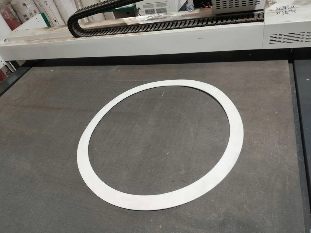 Cắt gioăng mặt bích hình vành khăn trắng vừa cắt xong trên bàn máy CNC