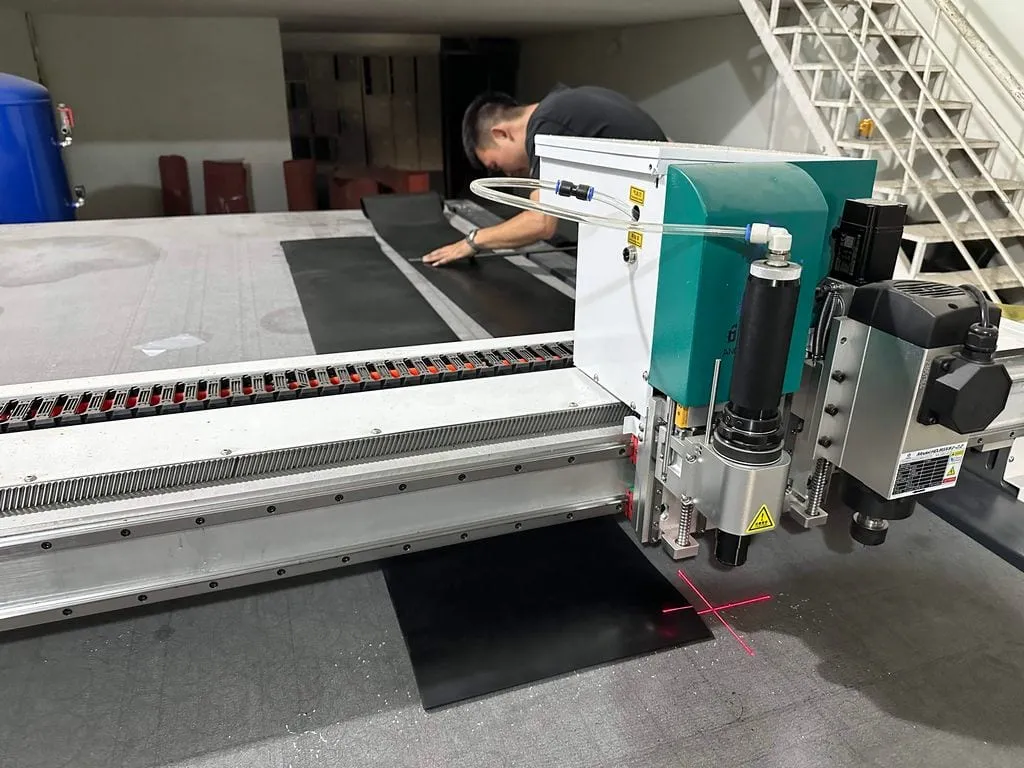 Cắt gioăng mặt bích từ tấm trên máy CNC bàn dài, thợ trải tấm lên bàn cắt