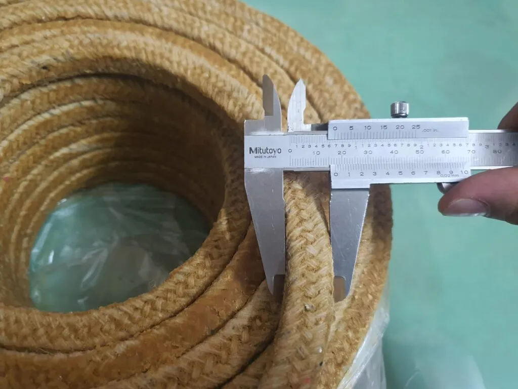 Cỡ dây tết chèn cotton mỡ bò đo bằng thước kẹp ngay trên cuộn