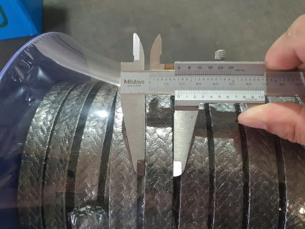 Cỡ dây tết chèn graphite đo bằng thước kẹp trên cuộn bọc nilon