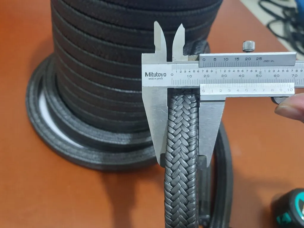 Cỡ dây tết chèn PTFE graphite đo bằng thước kẹp sát thân cuộn