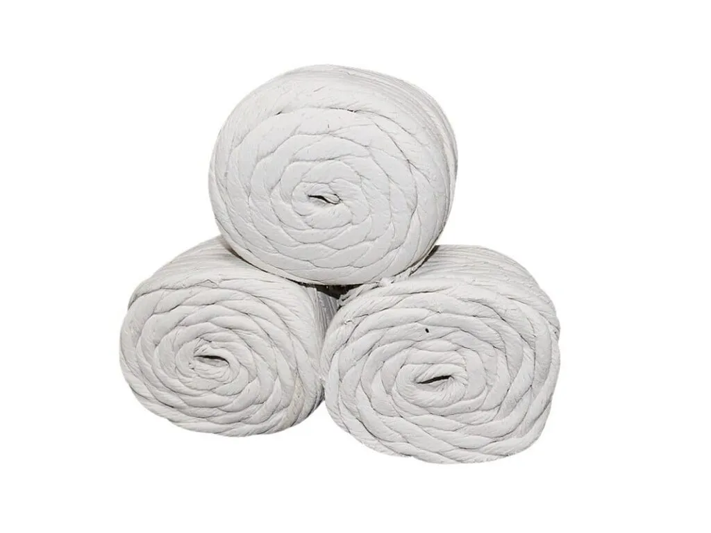 Dây tết chèn amiang ba cuộn trắng xếp chồng trên nền trắng