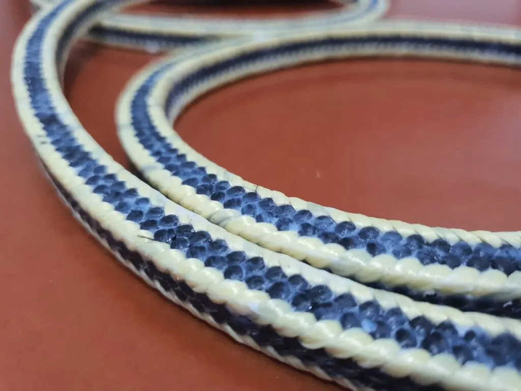 Dây tết chèn aramid carbon các vòng dây xổ ra nằm trên mặt bàn