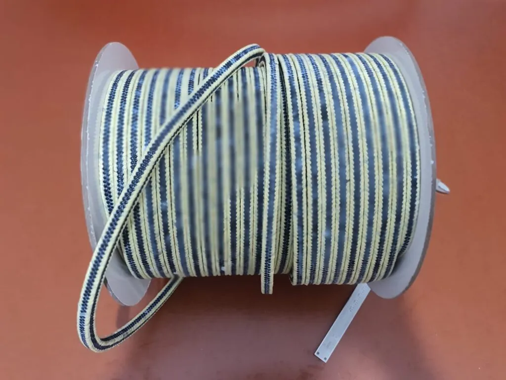 Dây tết chèn aramid carbon cuộn nằm ngang, một vòng dây vắt qua thân