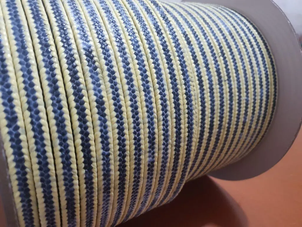 Dây tết chèn aramid carbon sọc vàng đen nhìn gần trên thân cuộn
