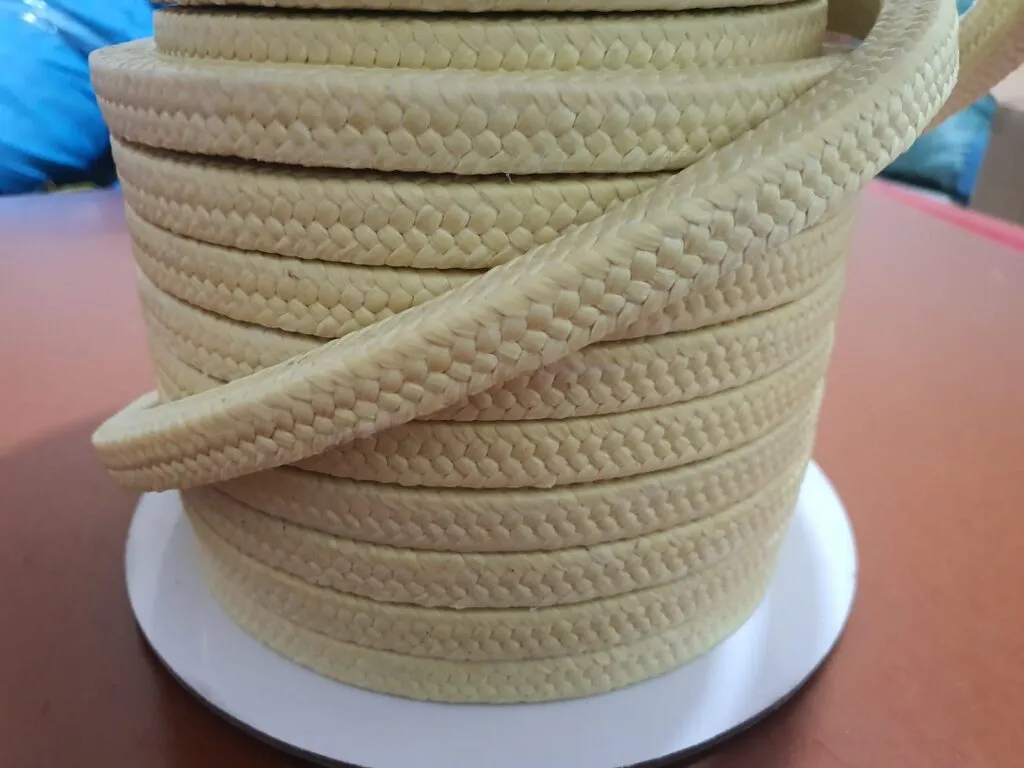 Dây tết chèn aramid cuộn nhiều tầng, một đoạn dây vắt ngang thân cuộn