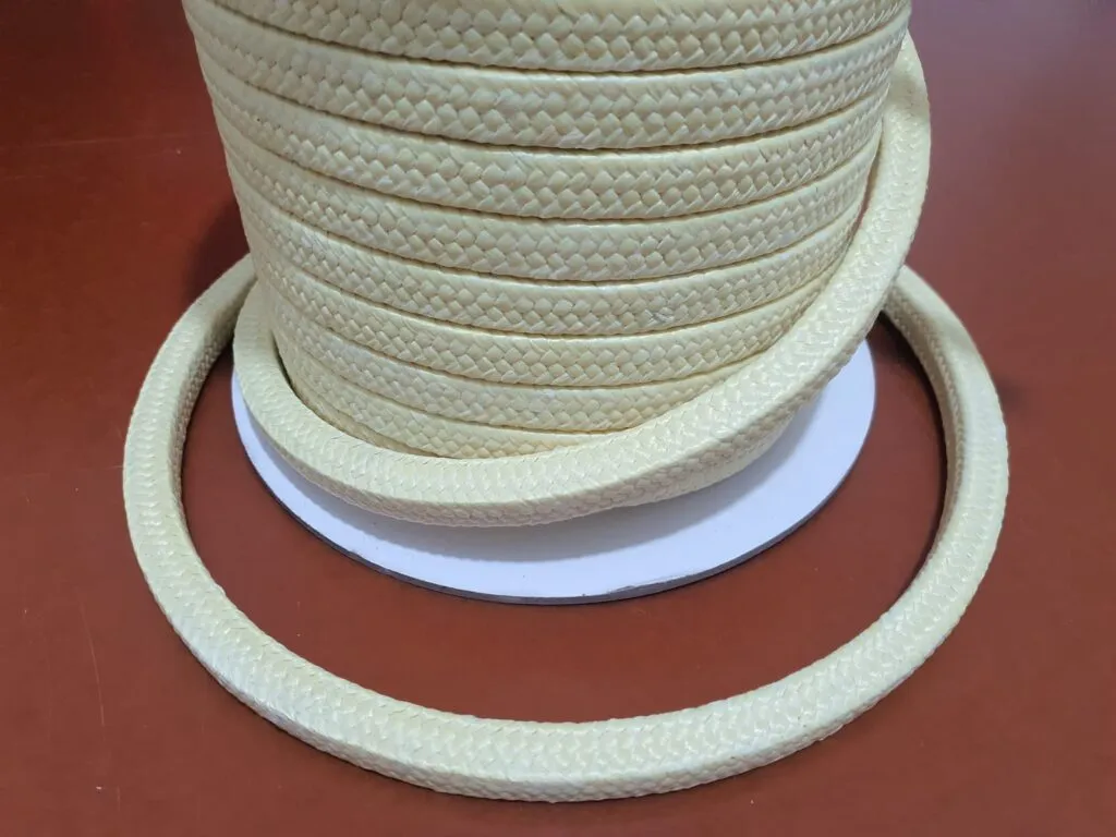 Dây tết chèn aramid màu vàng quấn trên lõi, vòng dây ôm quanh đế cuộn