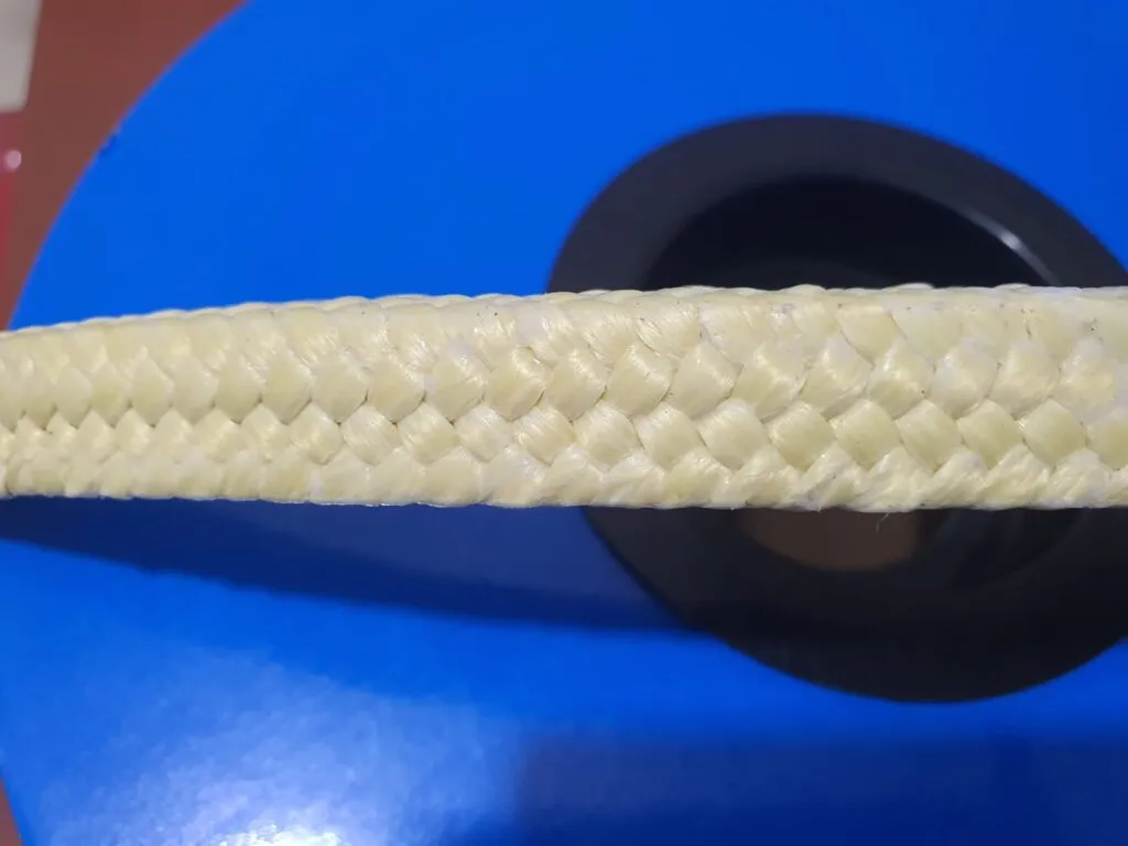 Dây tết chèn aramid nhìn gần mặt bện vàng nằm trên mặt lõi xanh
