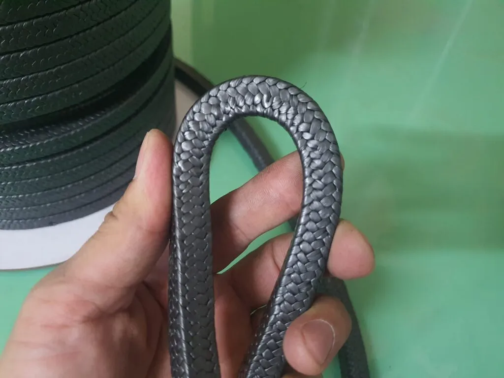 Dây tết chèn bị rò do dây cứng: gập dây PTFE đen hình chữ U để thử độ dẻo