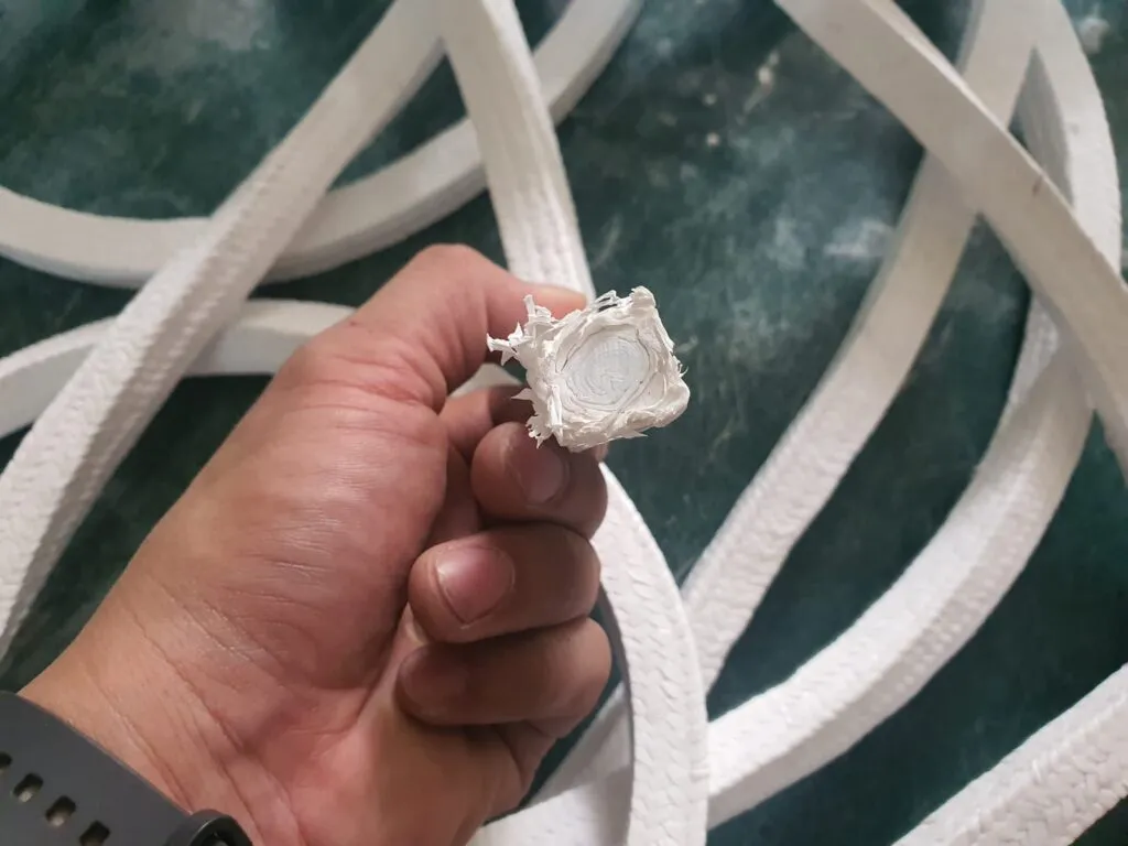 Dây tết chèn bị rò do mặt cắt dây PTFE xổ sợi, cầm trên tay nhìn cận