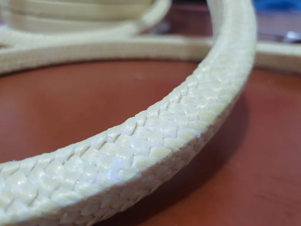 Dây tết chèn bị rò hay không còn tuỳ bề mặt sợi: dây aramid vàng bện đều, mặt bóng