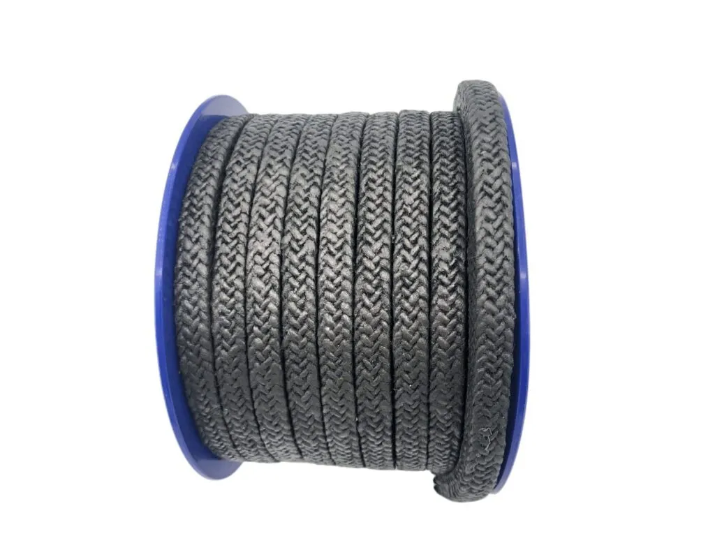 Dây tết chèn carbon cuộn nằm ngang trên nền trắng