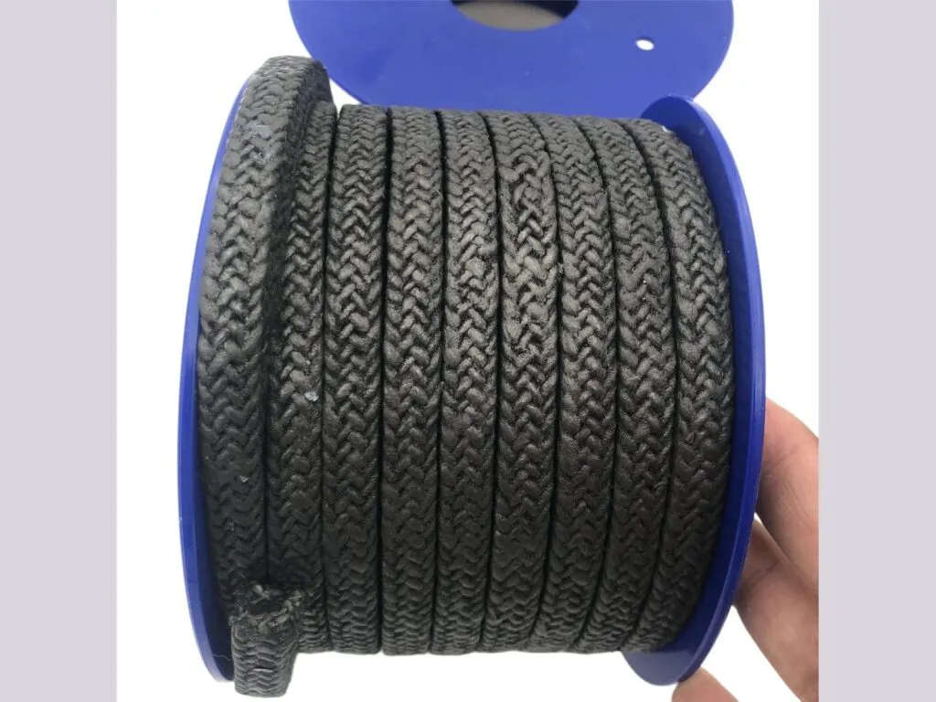 Dây tết chèn carbon màu đen cầm trên tay, cuộn trên lõi xanh