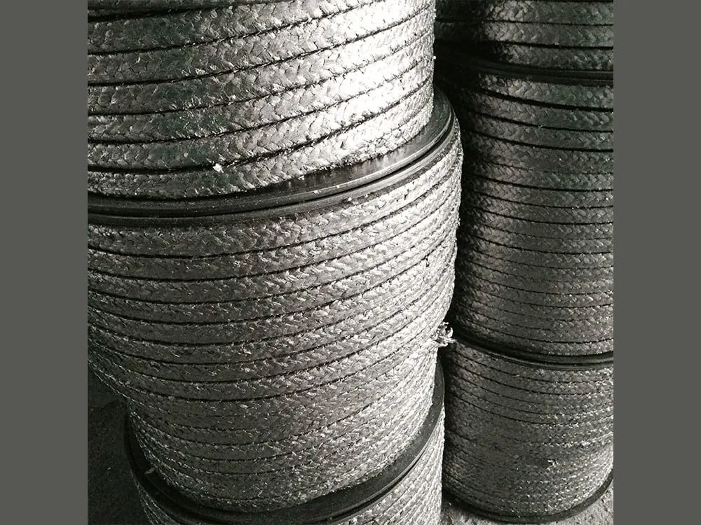 Dây tết chèn carbon nhiều cuộn xếp chồng trong kho
