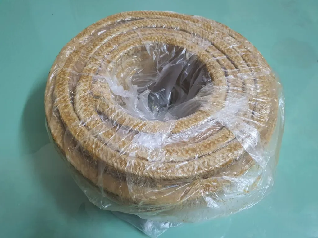 Dây tết chèn cotton mỡ bò cuộn bọc túi nilon trên nền xanh