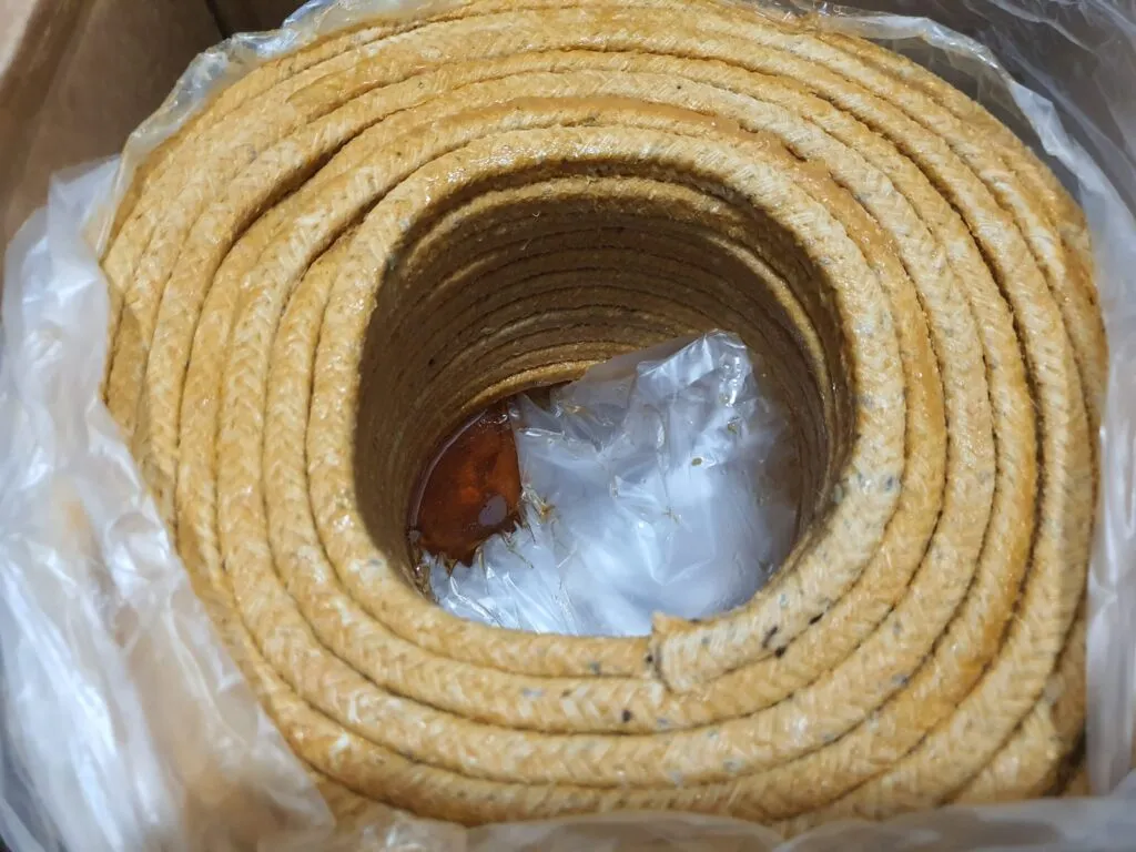 Dây tết chèn cotton mỡ bò màu vàng nâu cuộn tròn nhìn từ trên xuống