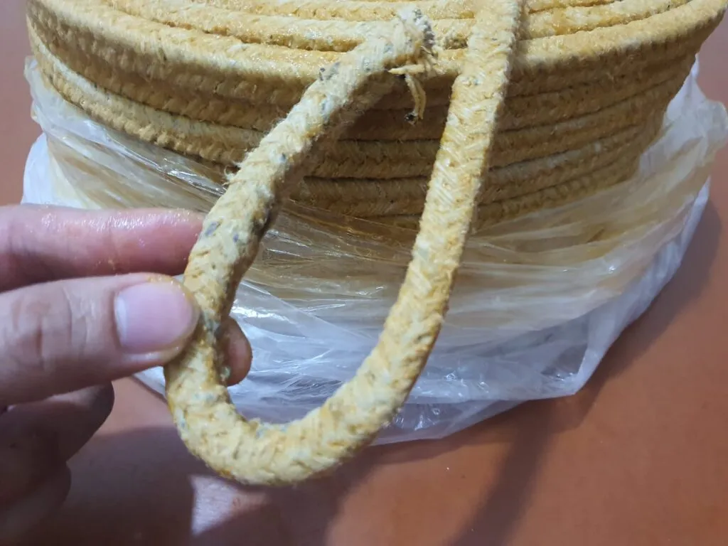 Dây tết chèn cotton mỡ bò một vòng dây cầm trên tay trước cuộn