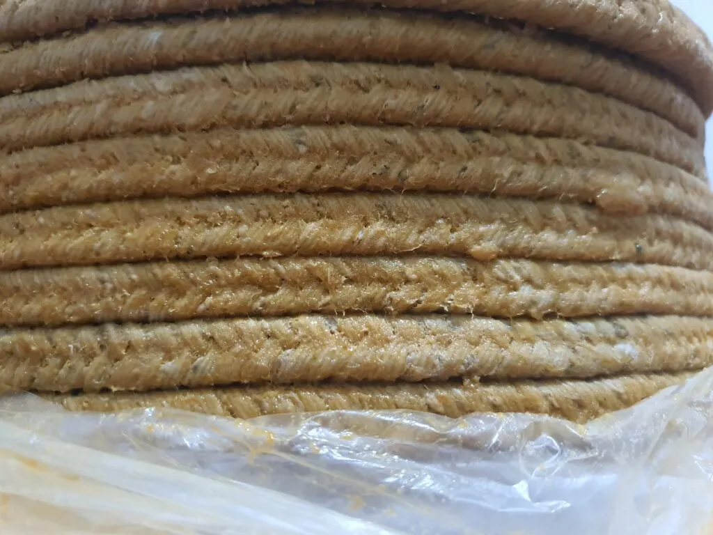 Dây tết chèn cotton mỡ bò nhìn ngang thấy mặt bện sợi bông