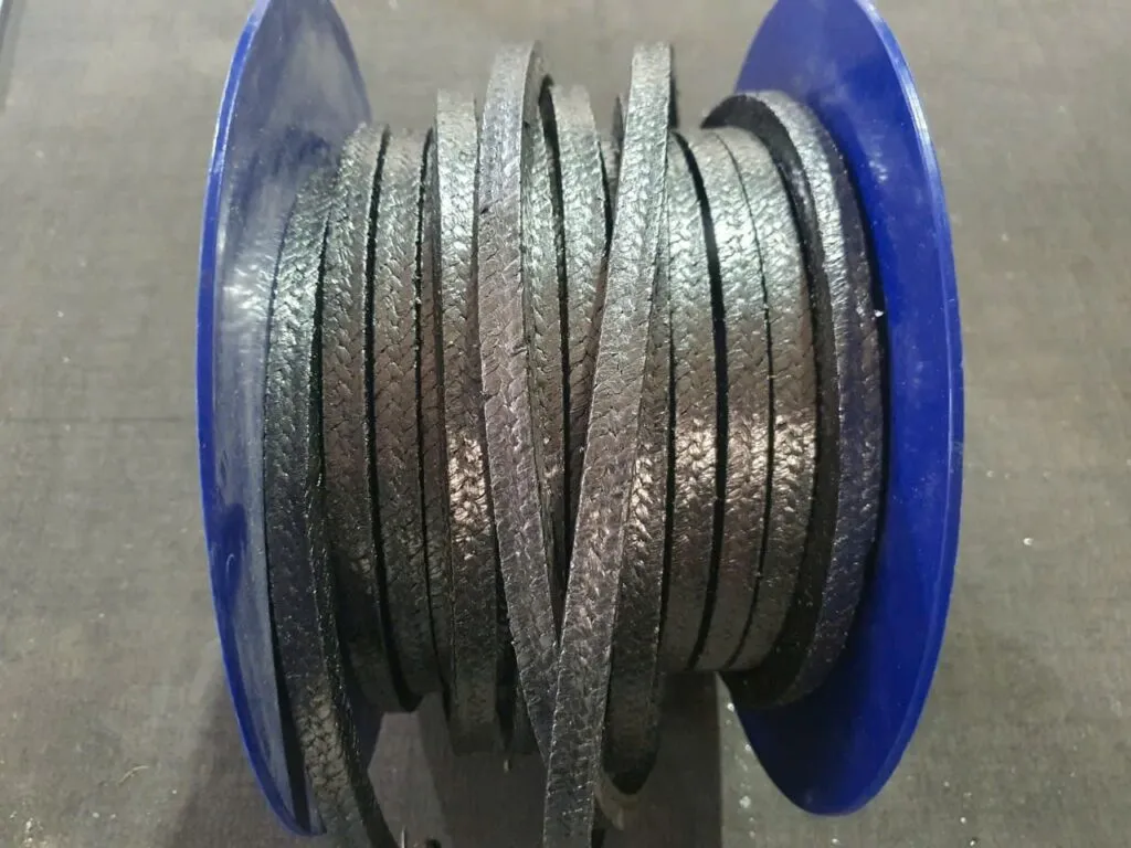 Dây tết chèn graphite cuộn dựng đứng nhìn thẳng mặt bện ánh bạc