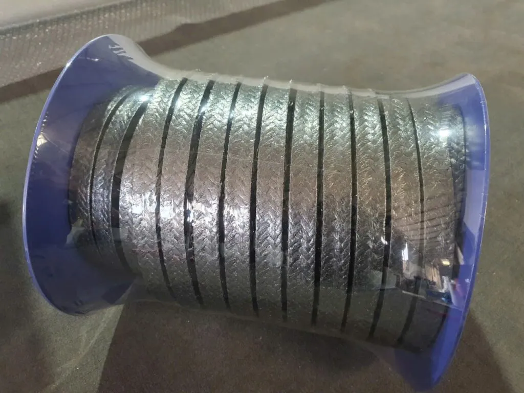 Dây tết chèn graphite cuộn nằm ngang trên lõi xanh nhìn từ một bên