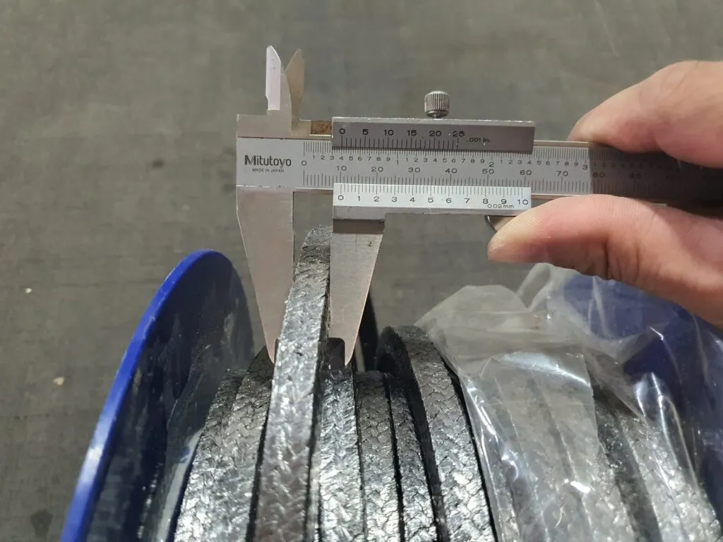 Dây tết chèn graphite đo cạnh bằng thước kẹp trên cuộn bọc nilon