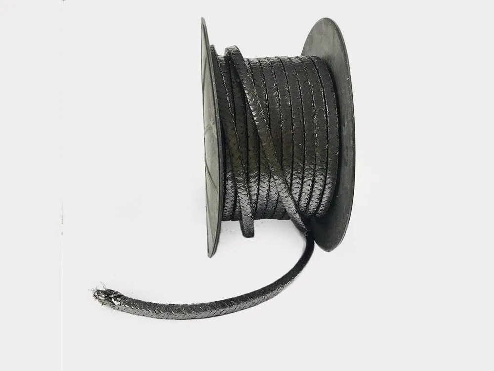 Dây tết chèn graphite lưới inox cuộn trên lõi, đoạn dây kéo ra phía trước