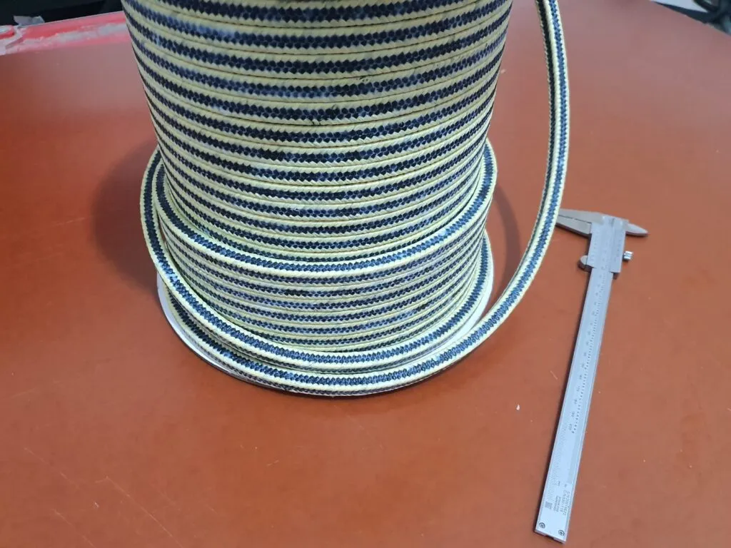 Dây tết chèn hay phớt cơ khí: cuộn dây aramid carbon cạnh thước kẹp