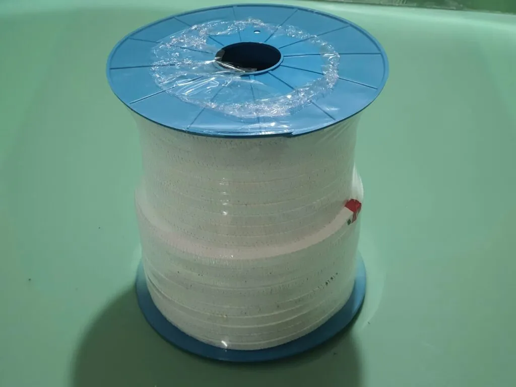 Dây tết chèn hay phớt cơ khí: cuộn dây tết chèn PTFE trắng trên lõi xanh