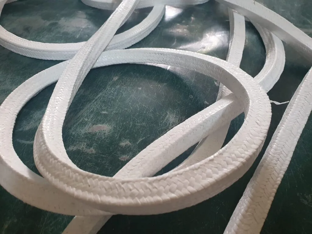 Dây tết chèn ptfe các đoạn dây trắng xổ ra nằm chồng lên nhau