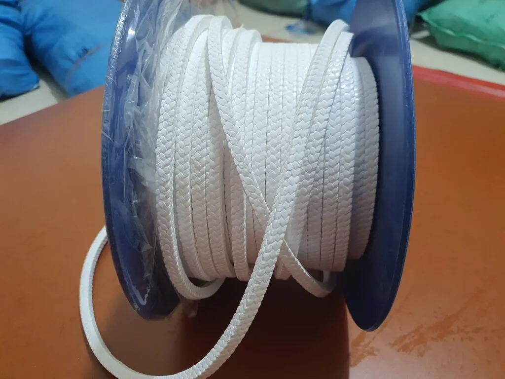 Dây tết chèn ptfe cuộn dựng đứng, đầu dây kéo ra thành vòng phía trước