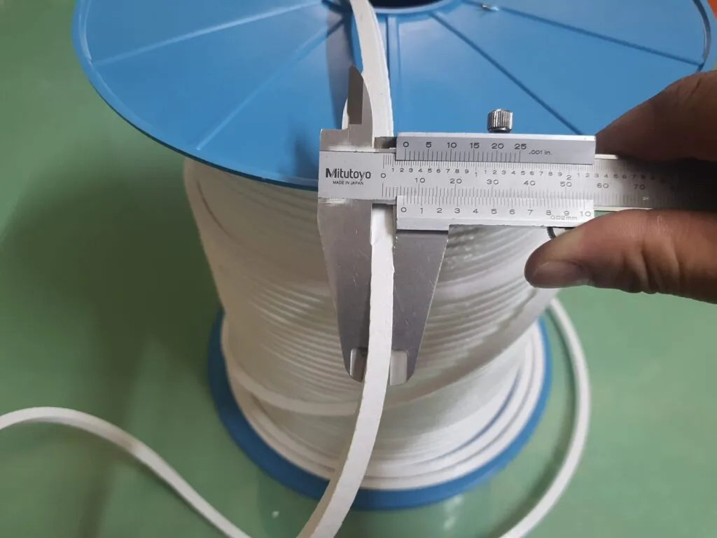 Dây tết chèn ptfe đo cạnh tiết diện vuông bằng thước kẹp ngay trên cuộn