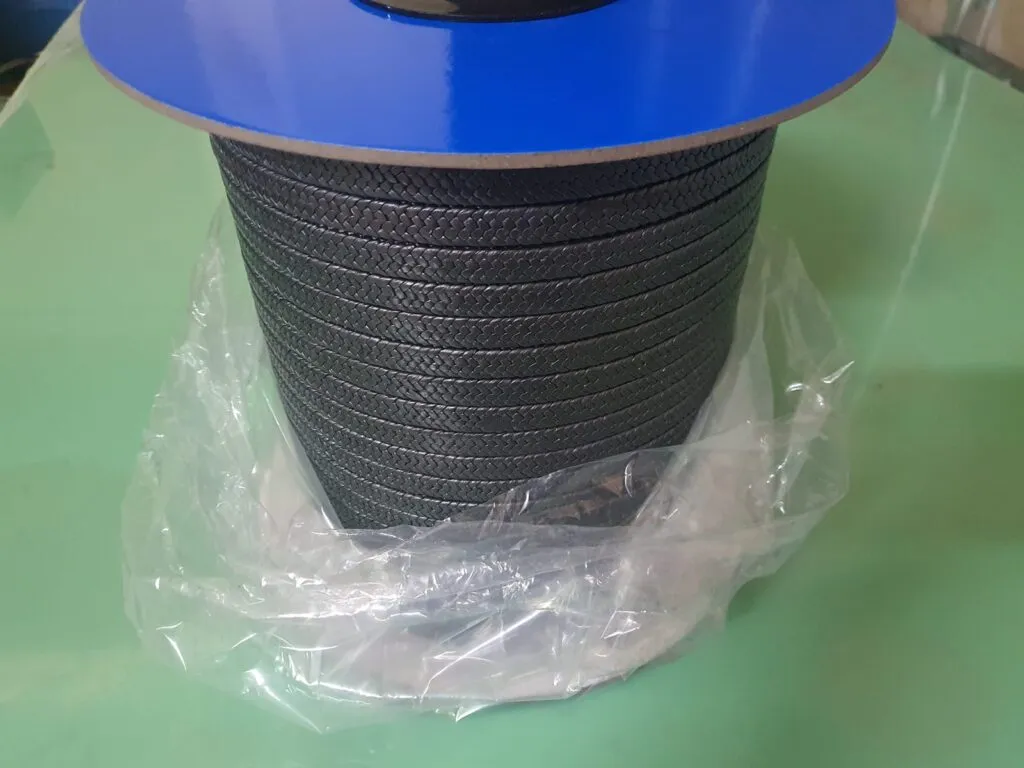 Dây tết chèn ptfe graphite cuộn còn bọc màng nilon trên lõi xanh