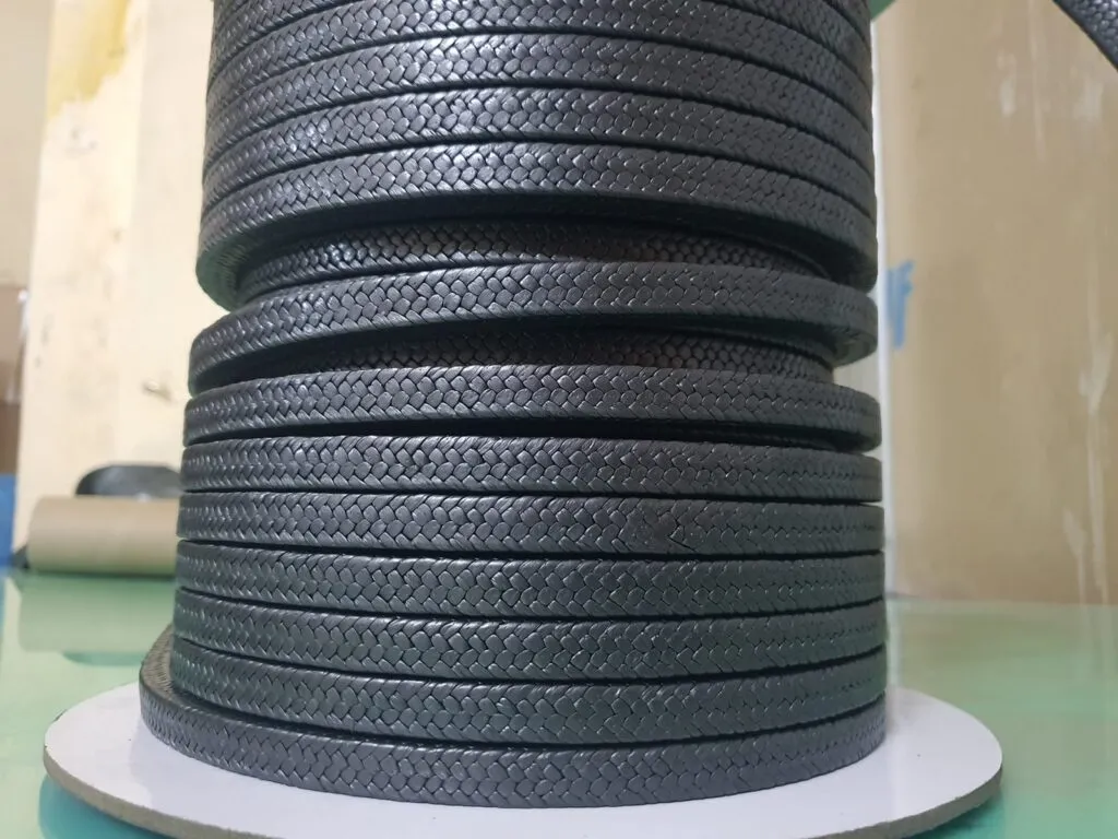 Dây tết chèn ptfe graphite cuộn dựng đứng nhiều tầng trên đế tròn trắng