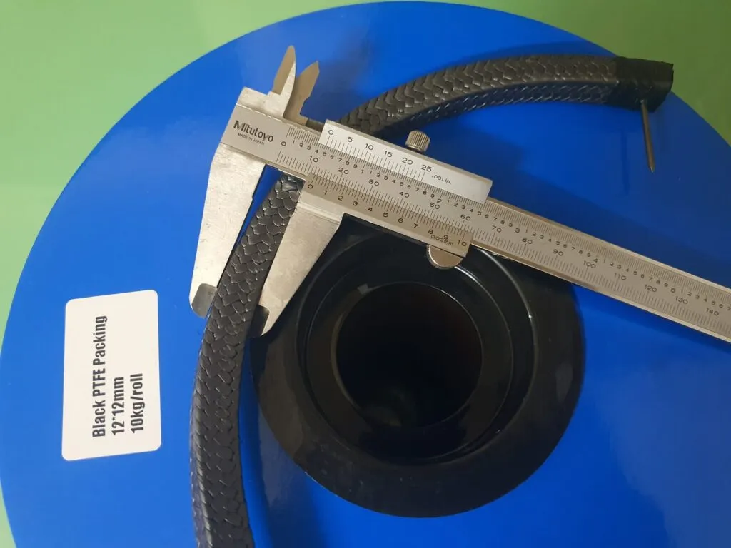 Dây tết chèn ptfe graphite đo cạnh bằng thước kẹp trên mặt lõi xanh