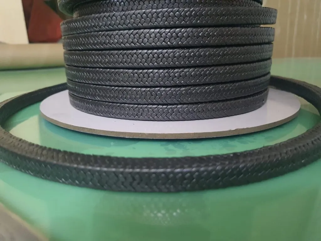 Dây tết chèn ptfe graphite màu đen quấn nhiều tầng, một vòng dây ôm quanh đế cuộn