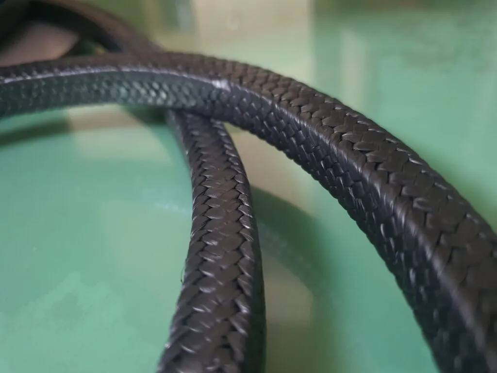 Dây tết chèn ptfe graphite nhìn gần thấy mặt bện đen bóng