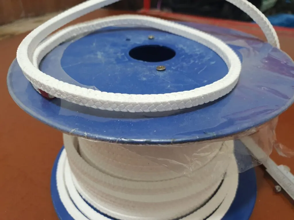 Dây tết chèn ptfe một vòng dây trắng đặt trên mặt lõi cuộn màu xanh