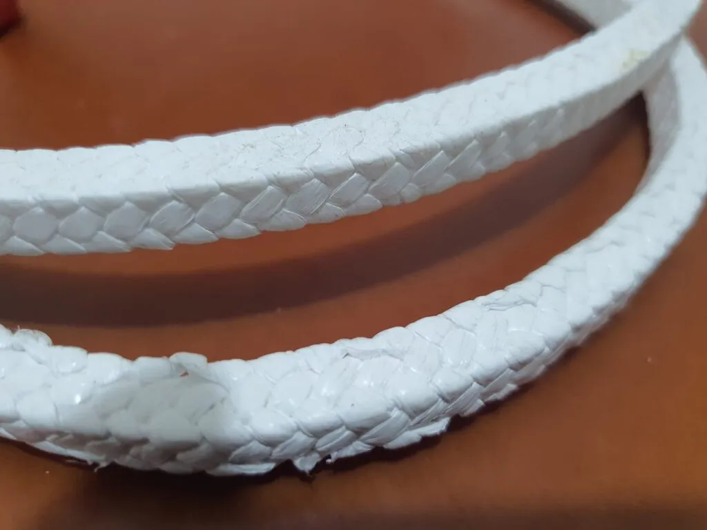 Dây tết chèn ptfe nhìn gần thấy rõ mặt bện chéo đều của sợi teflon