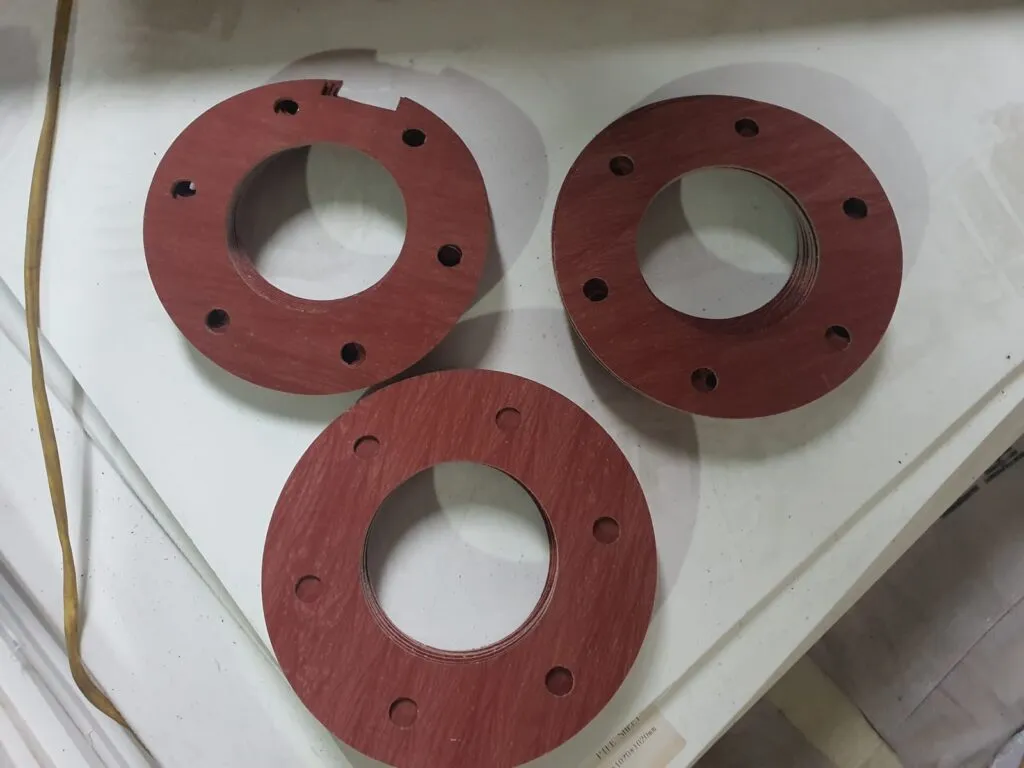 Gioăng amiang bìa đỏ ba chiếc mặt bích có lỗ bu lông đặt rời