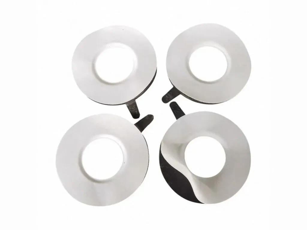 Gioăng bọc ptfe lõi không amiang bốn chiếc có tai trên nền trắng