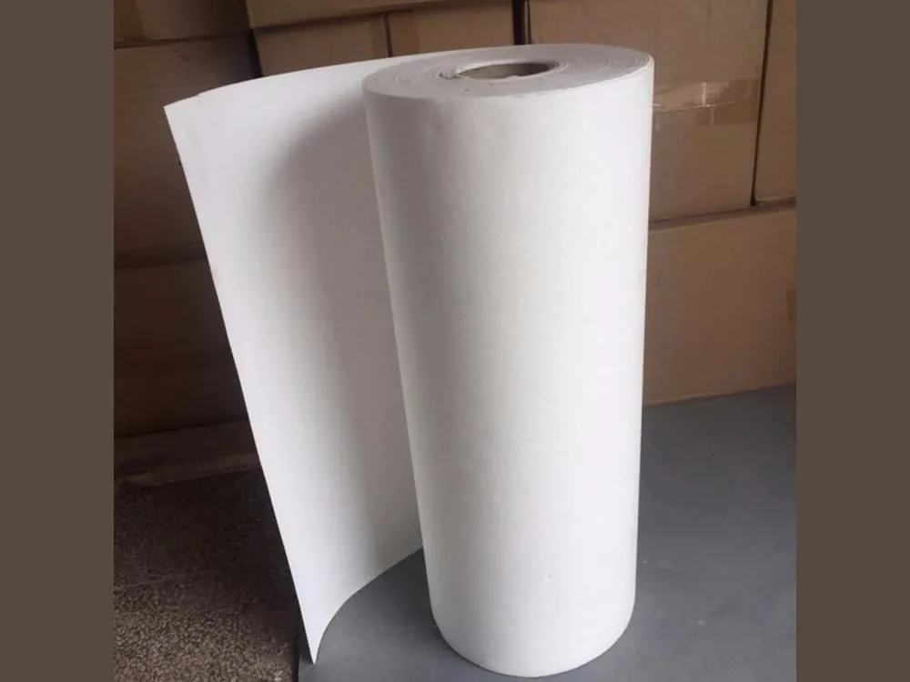 Gioăng ceramic: cuộn giấy sợi gốm dựng đứng trong kho