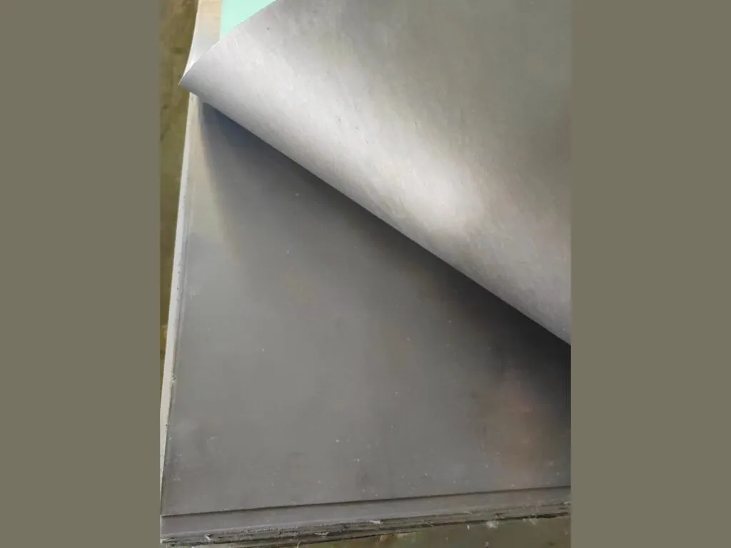 Gioăng chì cắt từ tấm graphite, mép tấm cong lên thấy độ dẻo
