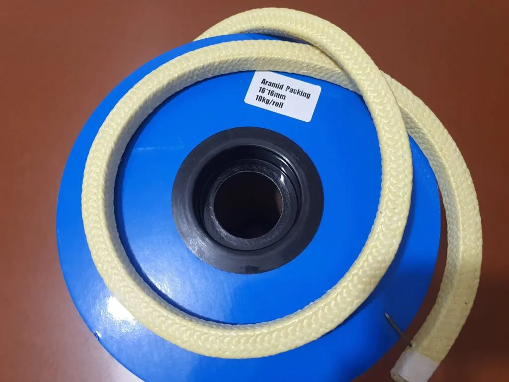 Gioăng làm kín dạng dây: cuộn dây tết chèn aramid vàng quấn quanh lõi nhựa xanh