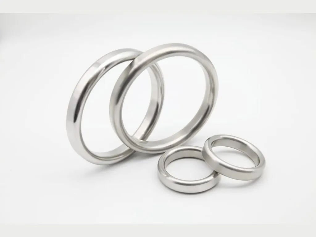 Gioăng làm kín ring joint: bốn vòng kim loại sáng bóng tiết diện ô van