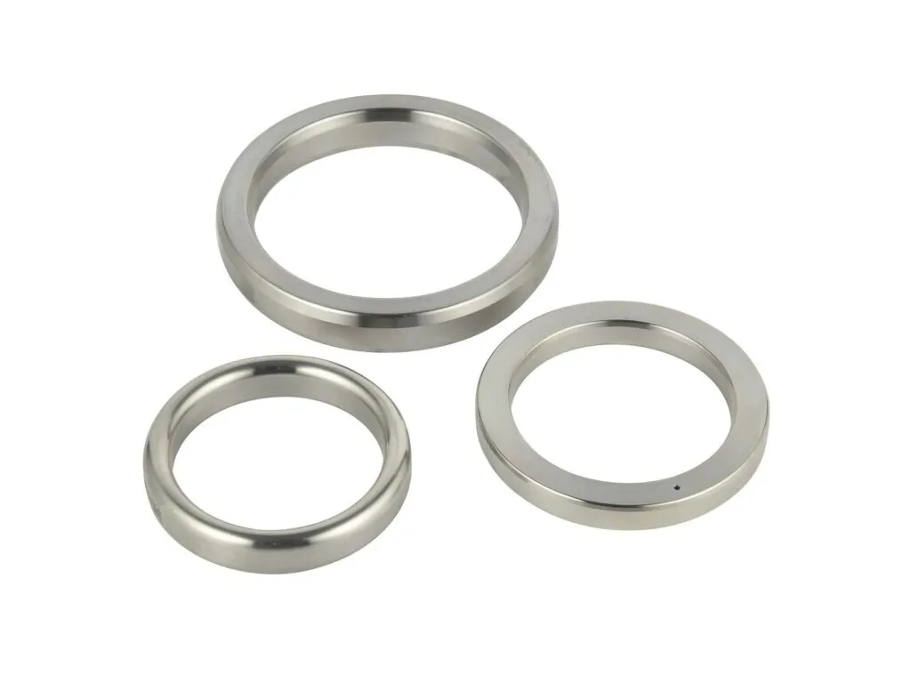 Gioăng mặt bích ring joint: ba vòng kim loại sáng đặt vào rãnh mặt bích