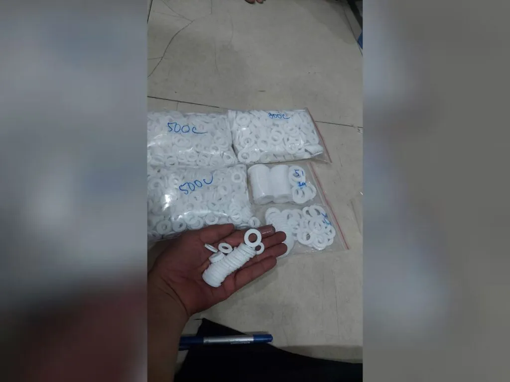Gioăng ptfe cỡ nhỏ dạng vòng đệm dày đổ thành đống